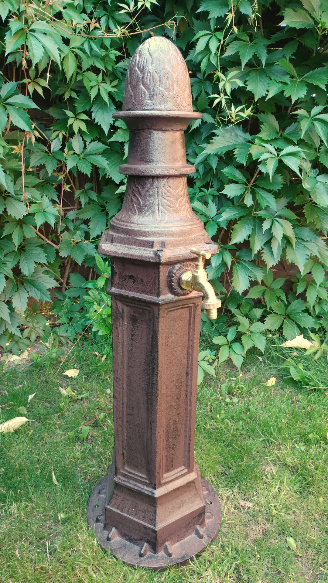 Duży ogrodowy hydrant żeliwny