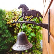 Żeliwny dzwon z figurą galopującego konia.
