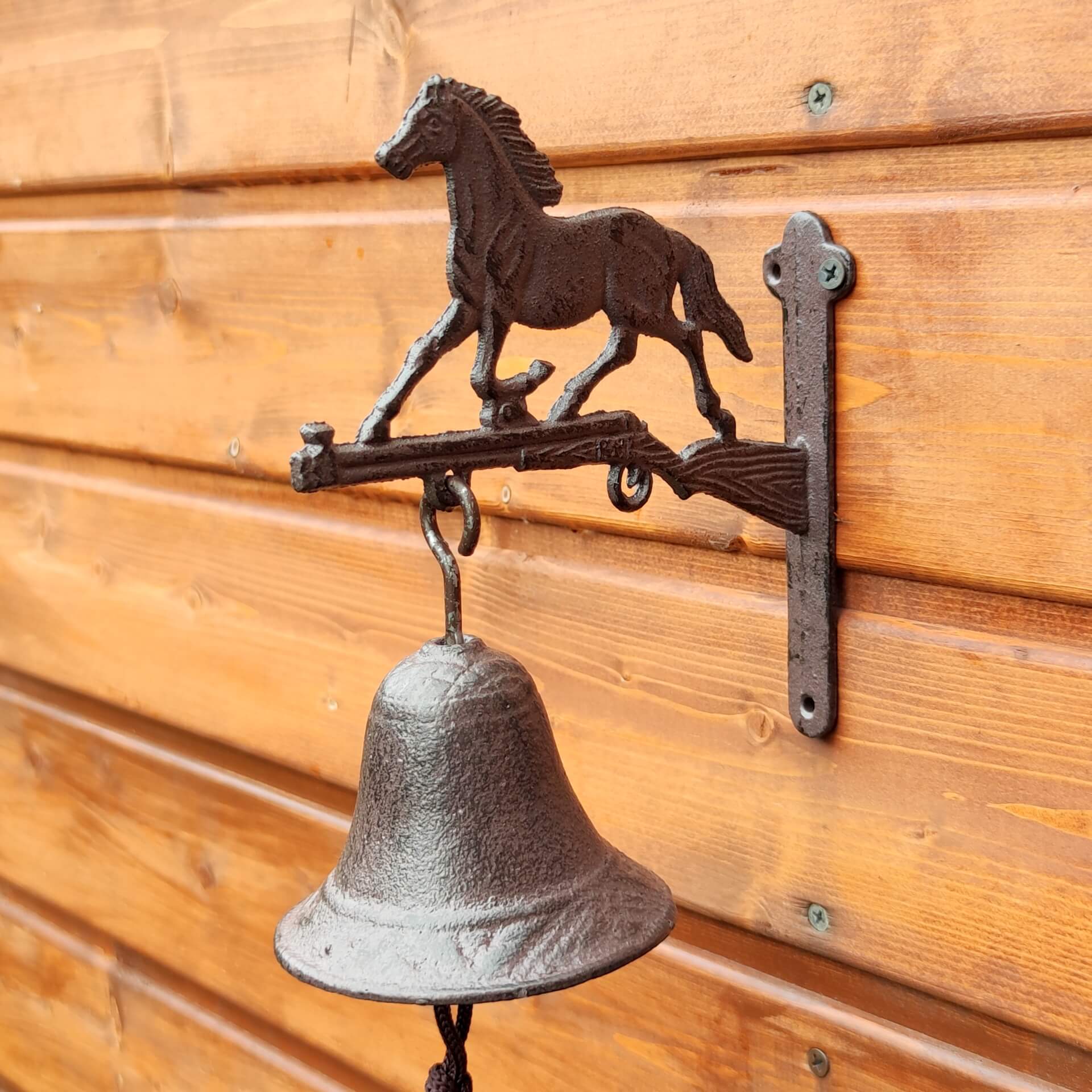 Dzwon z żeliwa z figurką konia.