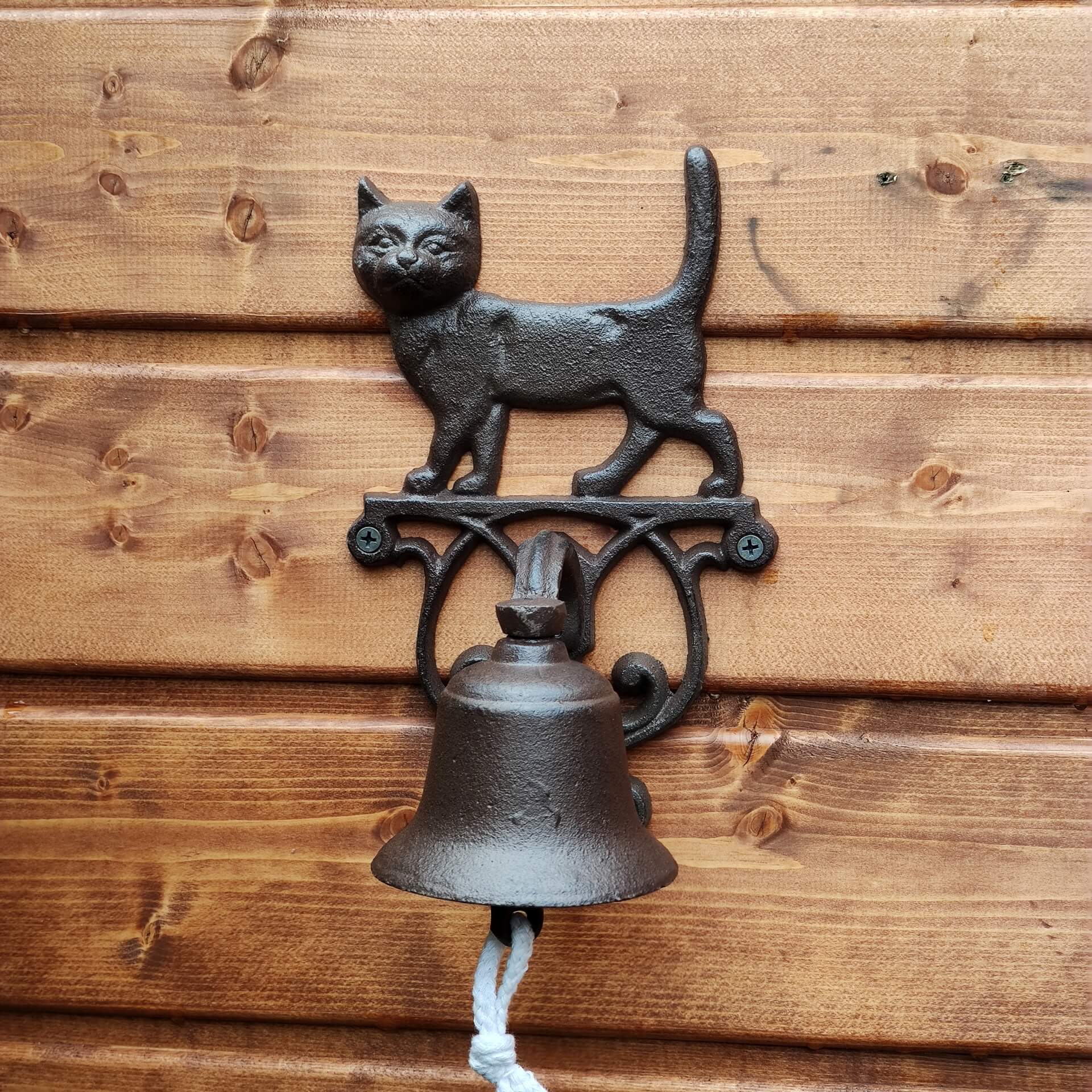 Dzwonek z kotkiem i otworami do mocowania.
