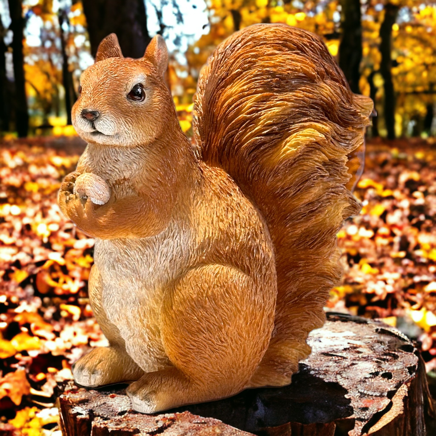 figurka wiewiórki w lesie