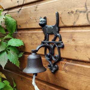 Dźwięczny dzwon żeliwny z kotkiem.